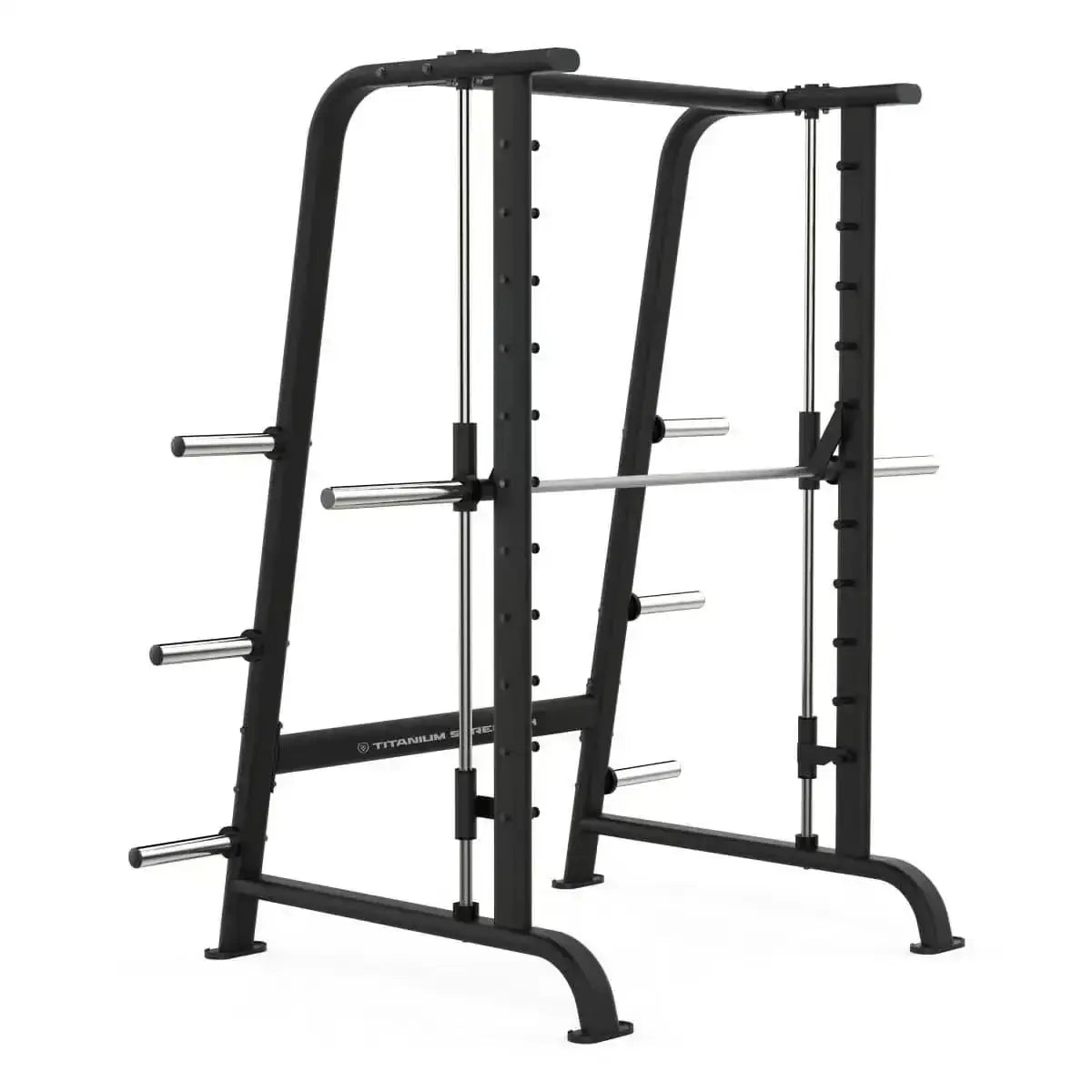Titanium Strength Black Series Multipower Smith-Maschine in Schwarz, Schrägansicht mit Führungsstange und Scheibenhaltern