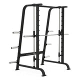 Titanium Strength Black Series Multipower Smith-Maschine in Schwarz, Schrägansicht mit Führungsstange und Scheibenhaltern