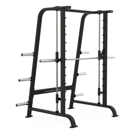 Titanium Strength Black Series Multipower Smith-Maschine in Schwarz, Schrägansicht mit Führungsstange und Scheibenhaltern