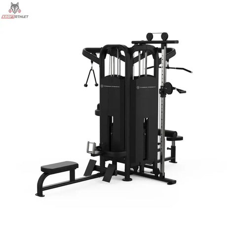 Titanium Strength Black Series Multistation 4 Stationen, Schrägansicht von links mit Hantelbank und Kabelzügen
