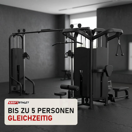Titanium Strength Black Series Multistation 5 Stationen in einem fertig eingerichteten Studio mit dunklen Wänden und Gummiboden