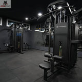 Titanium Strength Black Series Multistation 8 Stationen, in einem dunklen Studio mit Beinstrecker-Station
