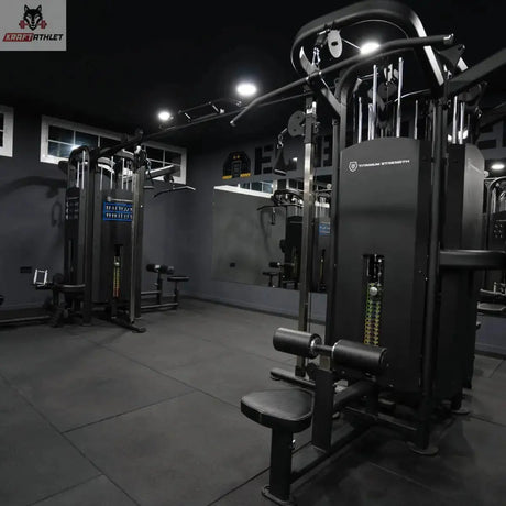 Titanium Strength Black Series Multistation 8 Stationen, in einem dunklen Studio mit Beinstrecker-Station