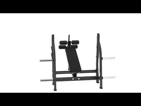 Titanium Strength Black Series Negativ Geneigte Olympische Drückbank: Frontansicht aus Distanz mit schwarzen Bildrändern