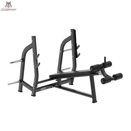 Titanium Strength Black Series Negativ Geneigte Olympische Drückbank: Schrägansicht mit Beinrollen und Hantelablagen