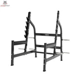 Titanium Strength Black Series Olympisches Kniebeugen-Rack: Schrägansicht von hinten in Schwarz mit hohen Ständern und Scheibenhaltern