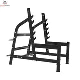 Titanium Strength Black Series Olympisches Kniebeugen-Rack: Schrägansicht von vorne in Schwarz mit Hantelablagen und Sicherheitsablagen