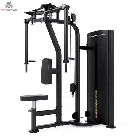 Titanium Strength Black Series Pec Deck – Schrägansicht von hinten mit Seilzug und Gewichtsturm, schwarz