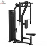 Titanium Strength Black Series Pec Fly & Rear Delt: Schrägansicht mit Rückenpolster, Sitz und Schwenkarmen, in Schwarz