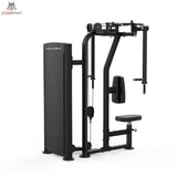 Titanium Strength Black Series Pec Fly & Rear Delt: Schrägansicht mit Gewichtsturm im Vordergrund, in Schwarz