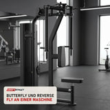 Titanium Strength Black Series Pec Fly & Rear Delt in einem fertig eingerichteten Studio mit dunklen Wänden und Gummiboden