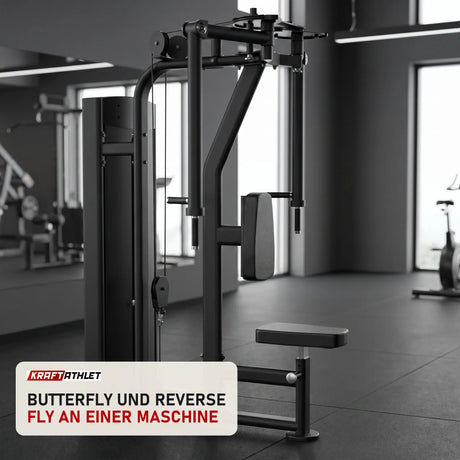 Titanium Strength Black Series Pec Fly & Rear Delt in einem fertig eingerichteten Studio mit dunklen Wänden und Gummiboden