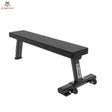 Titanium Strength Black Series Professionelle Flachbank, Schrägansicht von vorn mit Transportrollen