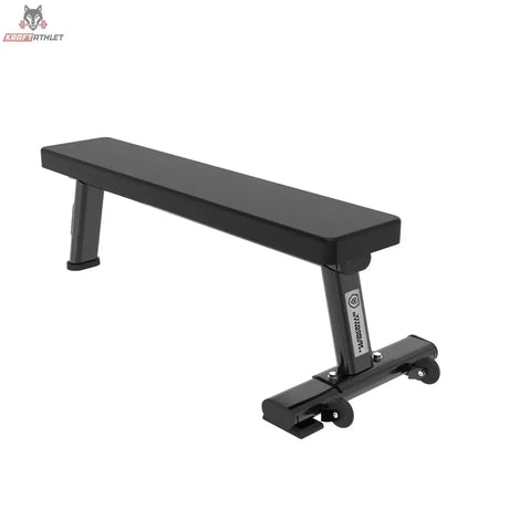 Titanium Strength Black Series Professionelle Flachbank, Schrägansicht von vorn mit Transportrollen