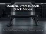 Titanium Strength Black Series Professionelle Flachbank auf dunklem Studioboden mit Black-Series-Schriftzug