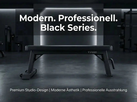 Titanium Strength Black Series Professionelle Flachbank auf dunklem Studioboden mit Black-Series-Schriftzug