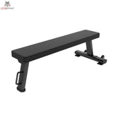Titanium Strength Black Series Professionelle Flachbank, Schrägansicht mit Tragegriff am Fußende