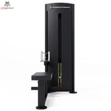 Titanium Strength Black Series Ruderzugmaschine Low Row – Frontansicht vom Sitzende mit Griff und Gewichtsturm, schwarz