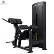 Titanium Strength Black Series Rückenstrecker Hyperextension – Schrägansicht mit Beinpolstern, Rückenpolster und Gewichtsturm, schwarz