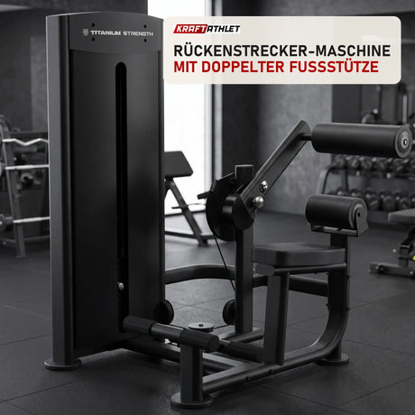 Titanium Strength Black Series Rückenstreckung in einem fertig eingerichteten Studio mit dunklen Wänden und Gummiboden