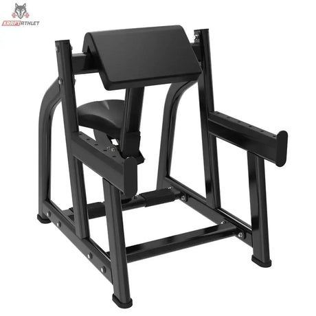 Titanium Strength Black Series Scott-Bank Preacher in Schrägansicht von vorn links mit Armpolster und schwarzem Rahmen