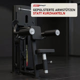 Titanium Strength Black Series Selectorisierte Seitenheben in einem fertig eingerichteten Studio mit dunklen Wänden und Gummiboden