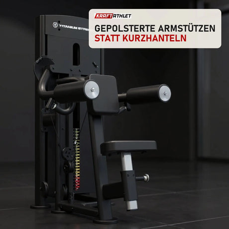 Titanium Strength Black Series Selectorisierte Seitenheben in einem fertig eingerichteten Studio mit dunklen Wänden und Gummiboden