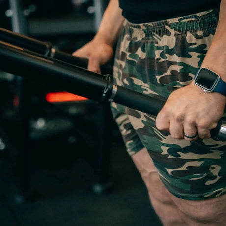 Titanium Strength Black Series Seitheben Schulter Maschine in Nahaufnahme des Griffs in der Hand beim Training