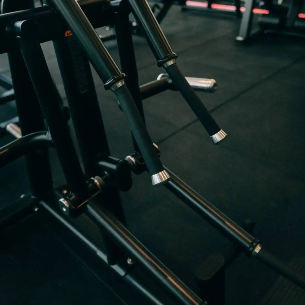 Titanium Strength Black Series Seitheben Schulter Maschine in Nahaufnahme der Hebelarme und Scheibenhorne im Studio