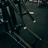 Titanium Strength Black Series Seitheben Schulter Maschine in Nahaufnahme der Hebelarme und Scheibenhorne im Studio