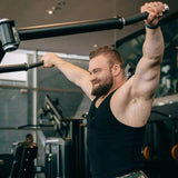 Titanium Strength Black Series Seitheben Schulter Maschine: Mann trainiert Seitheben im Studio, Nahaufnahme