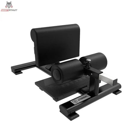 Titanium Strength Black Series Sissy Squat BS-SS in Schwarz, Schrägansicht von vorn mit Wadenpolster