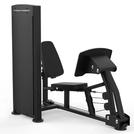 Titanium Strength Black Series Sitzende Beinpresse und Wadenheben: Seitenansicht mit Gewichtsturm im Vordergrund, in Schwarz