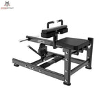 Titanium Strength Black Series Sitzende Wadenmaschine: Schrägansicht von vorne mit Kniepolster, Sitz und Fußplatte