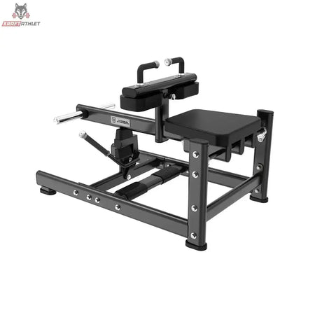 Titanium Strength Black Series Sitzende Wadenmaschine: Schrägansicht von vorne mit Kniepolster, Sitz und Fußplatte