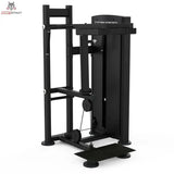 Titanium Strength Black Series Standing Calf Raise: Schrägansicht mit Schulterpolstern und Trittplatte, in Schwarz