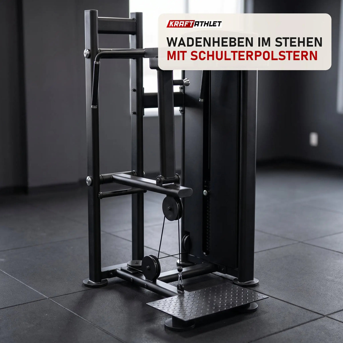 Titanium Strength Black Series Standing Calf Raise in einem fertig eingerichteten Studio mit dunklen Wänden und Gummiboden