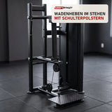 Titanium Strength Black Series Standing Calf Raise in einem fertig eingerichteten Studio mit dunklen Wänden und Gummiboden