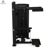 Titanium Strength Black Series Standing Calf Raise: Vorderansicht mit Schulterpolstern und Trittplatte, in Schwarz