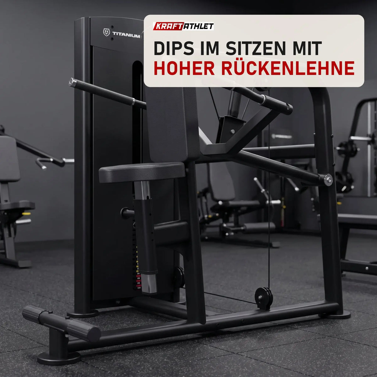 Titanium Strength Black Series Trizeps Dips in einem fertig eingerichteten Studio mit dunklen Wänden und Gummiboden