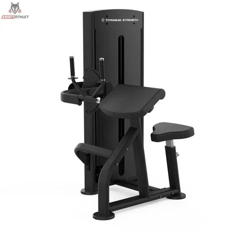 Titanium Strength Black Series Trizepsverlängerung: Schrägansicht mit Armauflage, Griffen und Sitz, in Schwarz