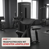 Titanium Strength Black Series Trizepsverlängerung in einem fertig eingerichteten Studio mit dunklen Wänden und Gummiboden