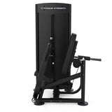 Titanium Strength Black Series Vertikale Brustpresse: Ansicht von hinten mit Gewichtsturm und seitlichen Griffen, in Schwarz
