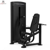 Titanium Strength Black Series Vertikale Brustpresse: Schrägansicht von links mit Gewichtsturm und Sitz, in Schwarz