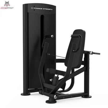 Titanium Strength Black Series Vertikale Brustpresse: Schrägansicht von links mit Gewichtsturm und Sitz, in Schwarz