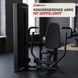 Titanium Strength Black Series Vertikale Brustpresse in einem fertig eingerichteten Studio mit dunklen Wänden und Gummiboden