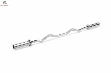 Titanium Strength BOZ20 Olympia SZ-Stange in voller Länge, verchromt, mit gebogenem Griff auf weißem Hintergrund