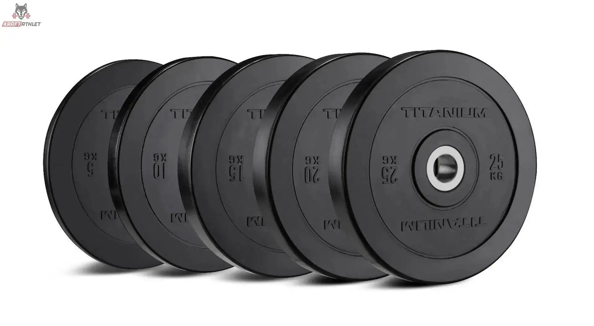 Titanium Strength BP15 HD Bumper Plate 15 kg schwarz: mehrere Scheiben hintereinander aufgereiht, Seitenansicht auf weißem Hintergrund