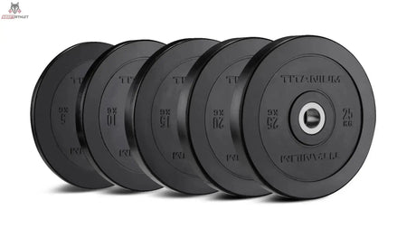 Titanium Strength BP15 HD Bumper Plate 15 kg schwarz: mehrere Scheiben hintereinander aufgereiht, Seitenansicht auf weißem Hintergrund