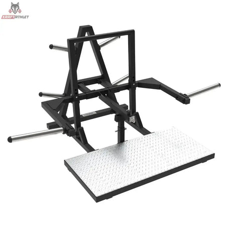 Titanium Strength BSQ80 Belt Squat in Schrägansicht von links mit Riffelblech-Plattform und Hebelarmen